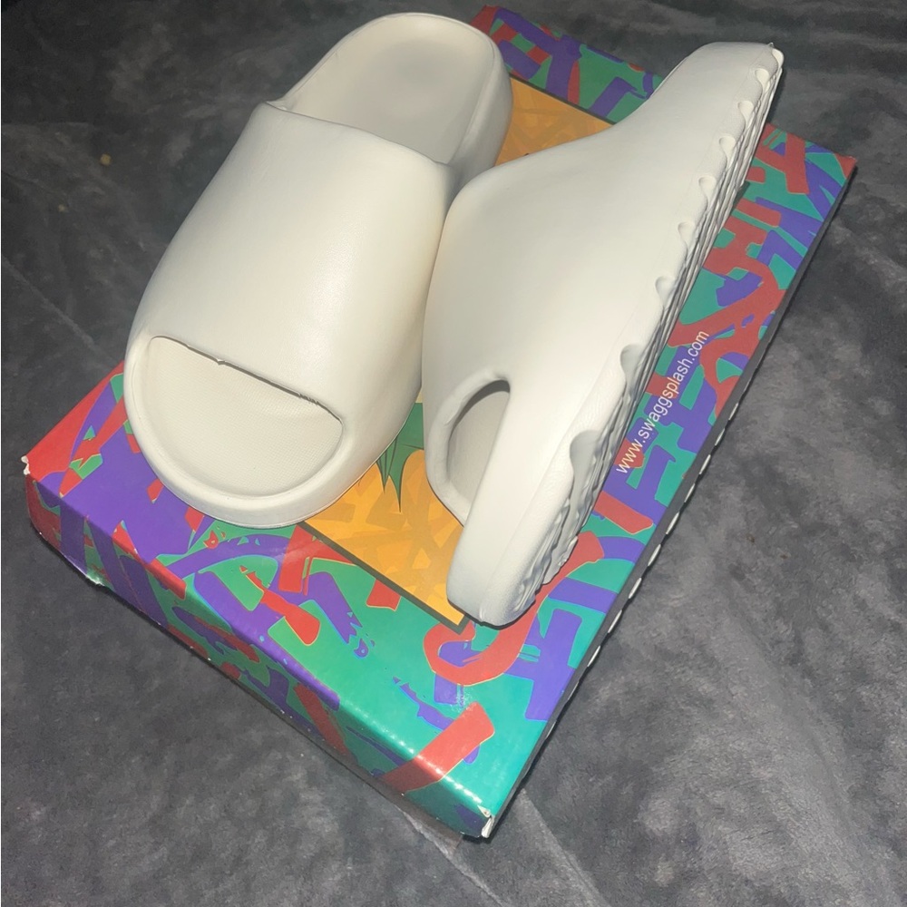 Beige Quiet Luxury Style Slides - Picture 12 of 12